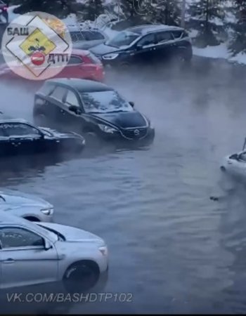 В Уфе из-за крупного прорыва трубопровода десятки автомобилей оказались в воде