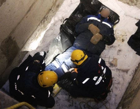 В Уфе строитель выжил при падении в шахту лифта