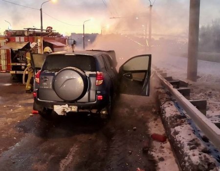 В Уфе на Затонском мосту загорелась машина