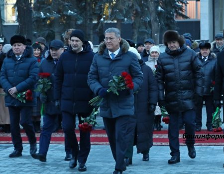 В День башкирского языка Радий Хабиров возложил цветы к памятнику Акмулле