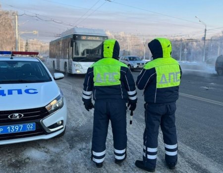В Башкирии сотрудники ГИББД помогли водителю неисправного автомобиля