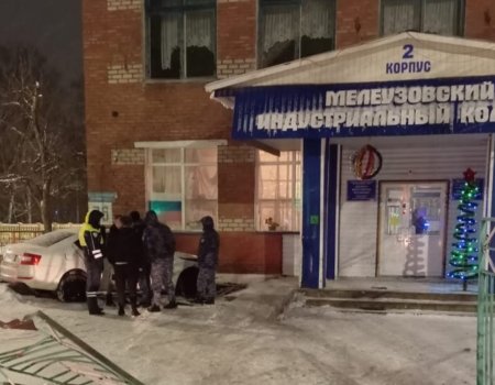 В Башкирии нетрезвый водитель снес забор и врезался в здание колледжа