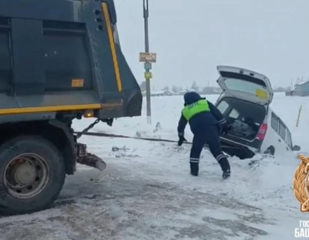 В Башкирии сотрудники ГИБДД помогли водителю вытащить из кювета машину