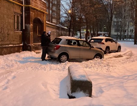 Последствия потепления: в Уфе снежные массы рухнули на мужчину и три машины