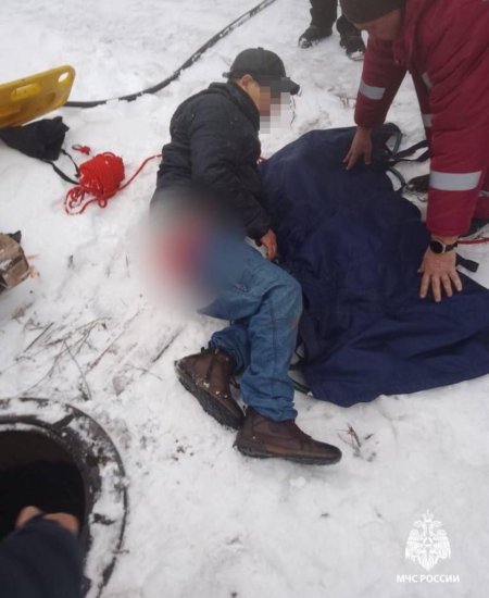 В МЧС Башкирии сообщили подробности спасения упавшего в колодец работника сауны