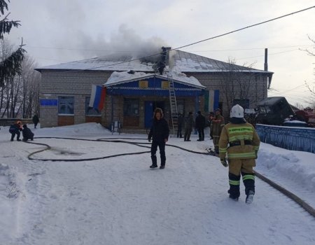 В Башкирии горит здание сельского клуба и медпункта