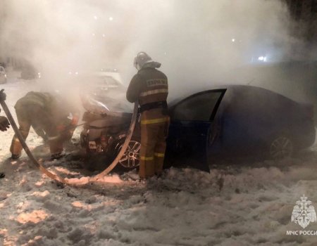 В Уфе пожарные потушили вспыхнувший автомобиль Kia Cerato
