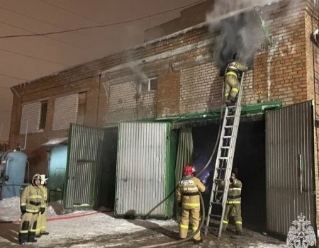 В Башкирии на 40 метрах бытового помещения полыхает огонь