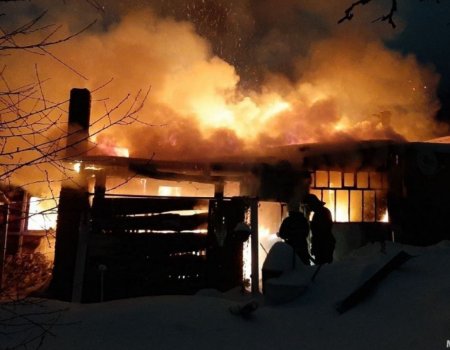 Крупный пожар в Уфе: горят три строения