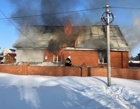 В Башкирии жилой дом охватил открытый огонь