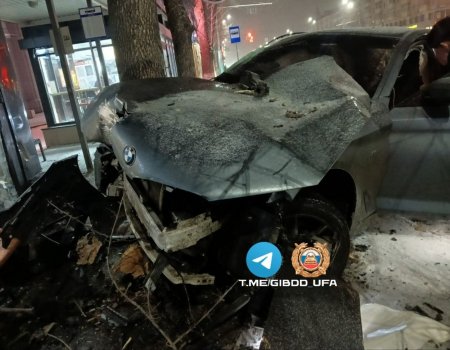 В Уфе водитель BMW протаранил легковую машину и врезался в цветочный магазин
