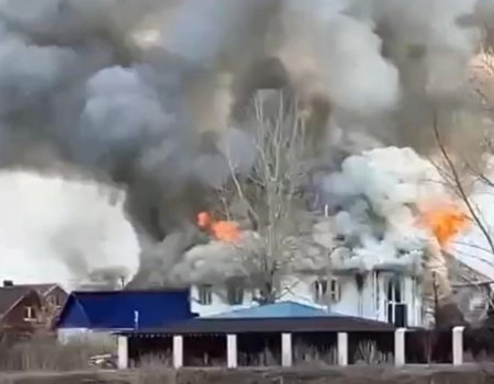 В Башкирии пожарные тушат горящий двухэтажный дом