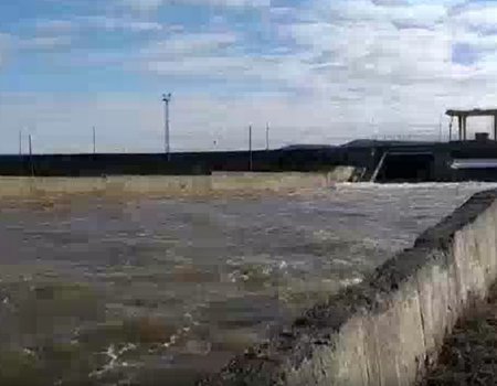 В Башкирии на Нугушском водохранилище открыли шлюзы сброса воды