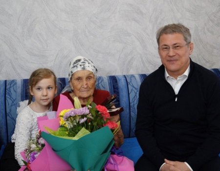 Глава Башкирии встретился с ветераном войны Феодосией Пашиной