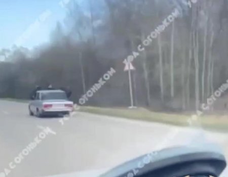 В Башкирии 18-летний водитель катал своих пассажиров на капоте автомобиля