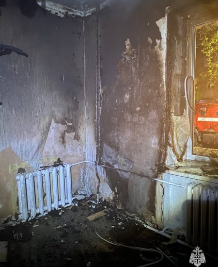 Сотрудники МЧС России на трех ночных пожарах в Уфе спасли 11 человек