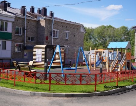 Главе Башкирии Радию Хабирову показали в Чишмах обновлённые парк и двор