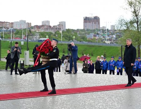 Глава Башкирии возложил цветы к стеле «Уфа — город трудовой доблести»