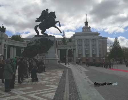 Глава Башкирии в День Победы возложил цветы к памятнику генералу Шаймуратову
