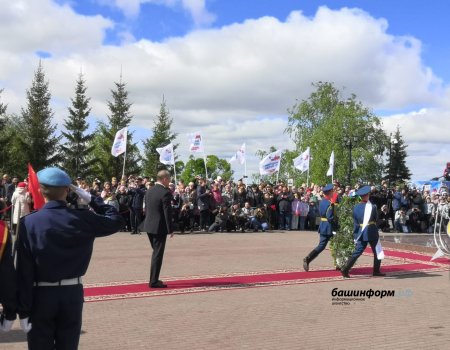 Глава Башкирии почтил память Героев Советского Союза в парке Победы