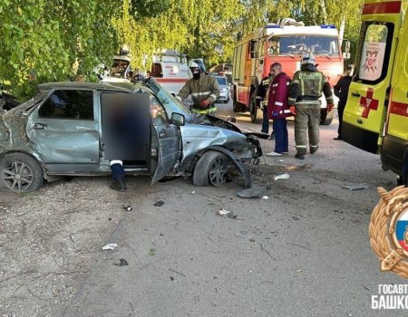 В Башкирии из искореженной в ДТП машины достали труп водителя