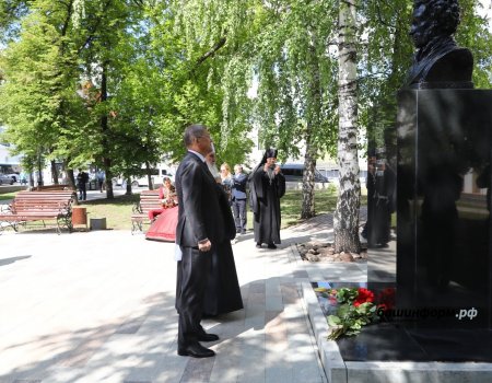 Радий Хабиров возложил цветы к бюсту Пушкина и памятнику Аксакову в Уфе
