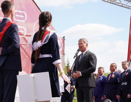 Глава Башкирии поздравил выпускников уфимских школ с «Последним звонком»