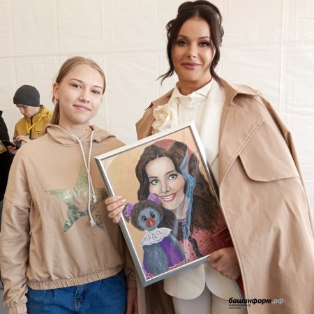 В Уфе на «Китап-байраме» Оксане Федоровой подарили её портрет