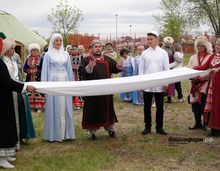 Радий Хабиров посетил фестивали самоваров и свадебных обрядов в Сибае