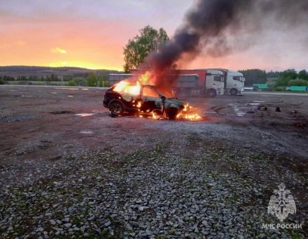 В Башкирии сгорел автомобиль, водитель госпитализирован