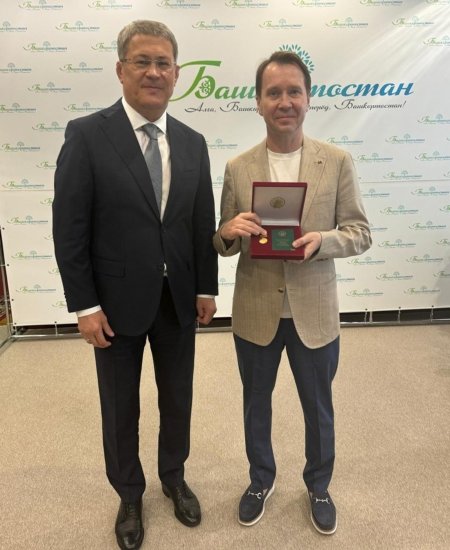 Радий Хабиров присвоил Евгению Миронову почетное звание