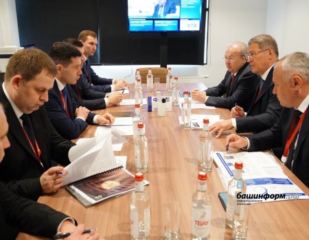 Глава Башкирии встретился на ПМЭФ с министром промышленности и торговли России