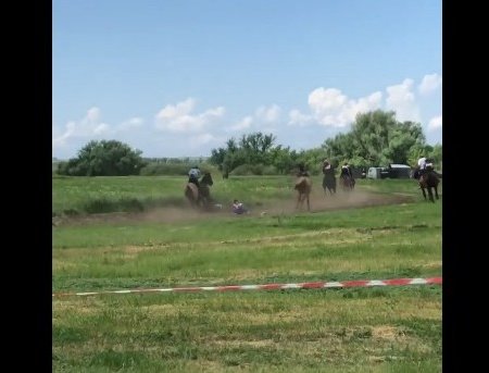 В Башкирии на сабантуе лошади скинули двух наездников