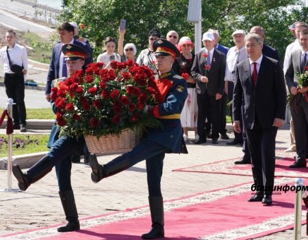 В Уфе Глава Башкирии возложил цветы к Монументу Дружбы