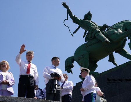 Глава Башкирии возложил цветы к памятнику национальному герою Салавату Юлаеву