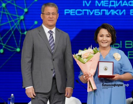 Радий Хабиров вручил государственные награды лучшим работникам СМИ Башкирии