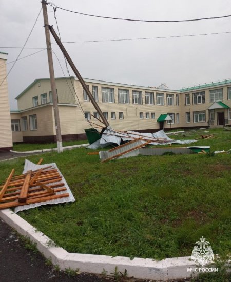 В Башкирии ураганный ветер повредил крыши двух учебных заведений