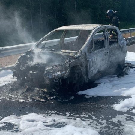 В Уфе на Восточном выезде сгорел легковой автомобиль