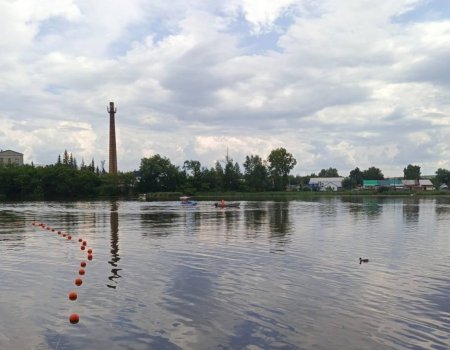 В Башкирии подростки застряли на сломанном катамаране посреди озера