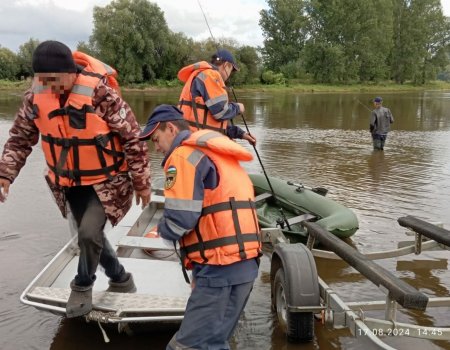 В Башкирии рыбак, находясь в лодке, случайно проткнул её ножом и едва не утонул