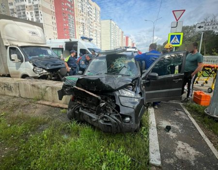 В Уфе спасатели извлекли из повреждённого автомобиля мужчину