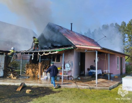 В Башкирии мужчина, пытаясь потушить пожар в доме, получил тяжелые ожоги